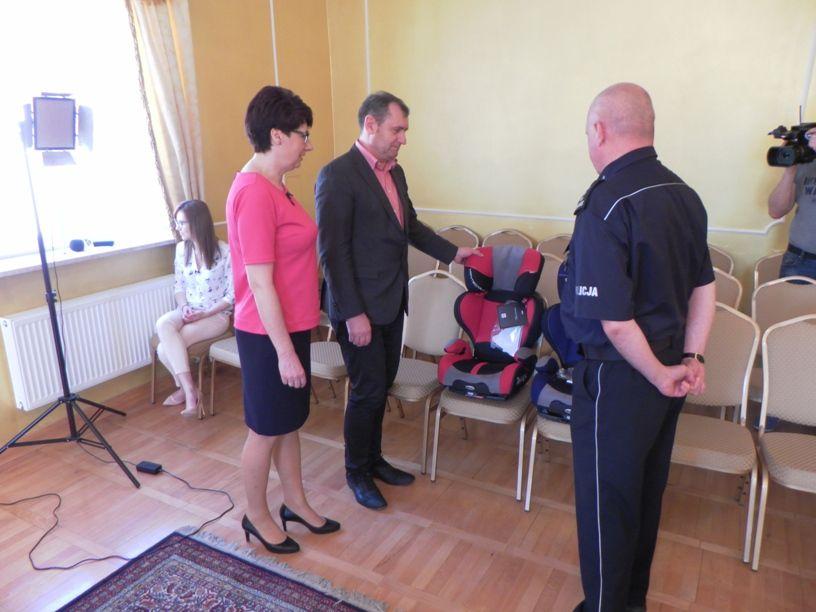 Przekazanie fotelików Komendzie Powiatowej Policji w Lipnie