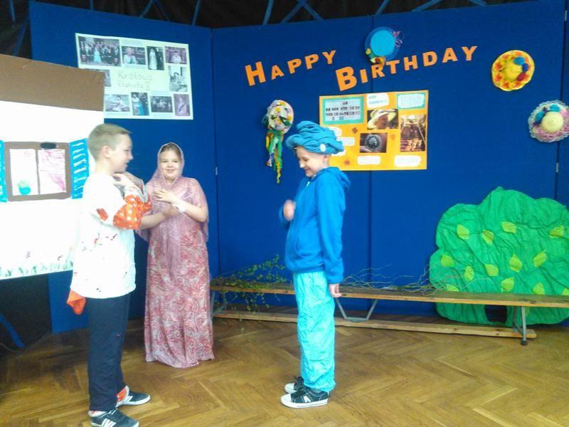 Zdj. nr. 6. Urodziny królowej Elżbiety II w Szkole Podstawowej nr 5 w Lipnie
