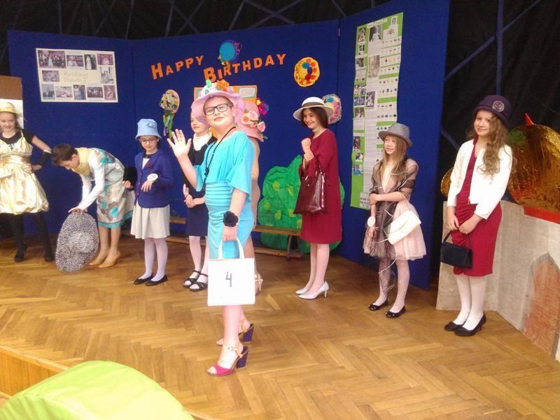 Zdj. nr. 12. Urodziny królowej Elżbiety II w Szkole Podstawowej nr 5 w Lipnie