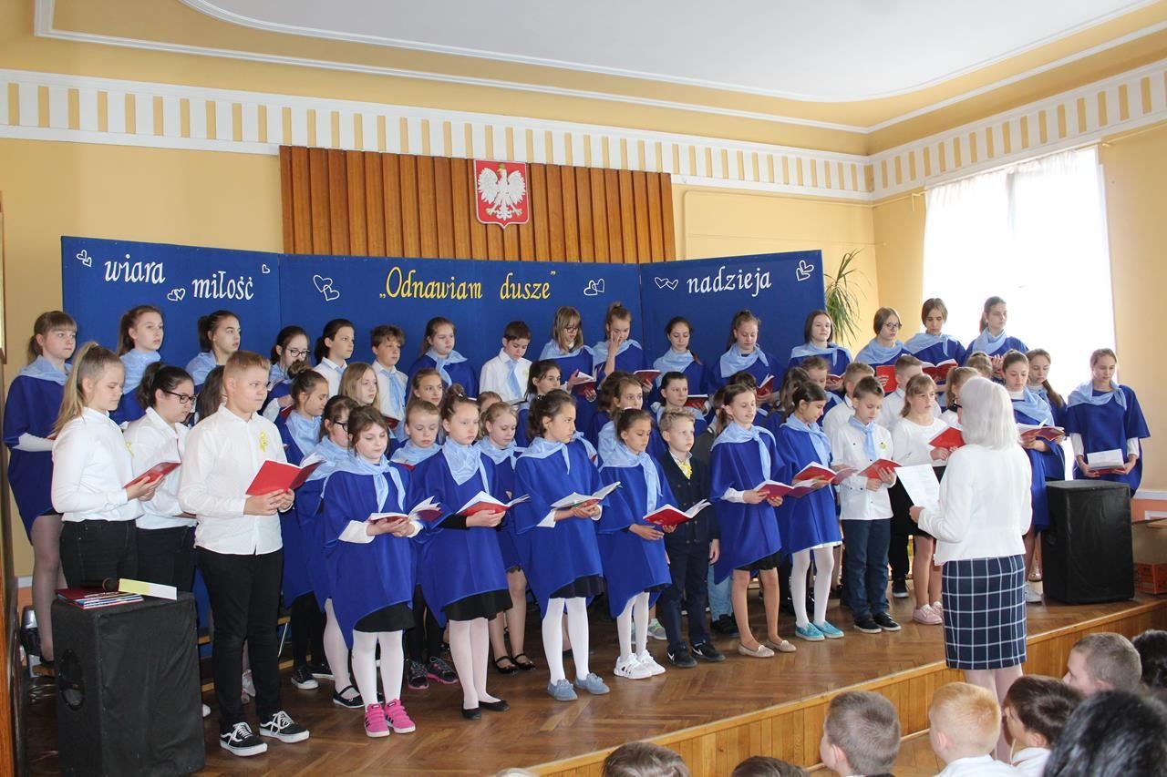 Zdj. nr. 8. Święto Patrona Szkoły Podstawowej nr 5 w Lipnie – św. Jana Pawła II