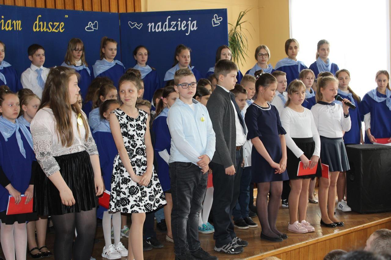 Zdj. nr. 13. Święto Patrona Szkoły Podstawowej nr 5 w Lipnie – św. Jana Pawła II