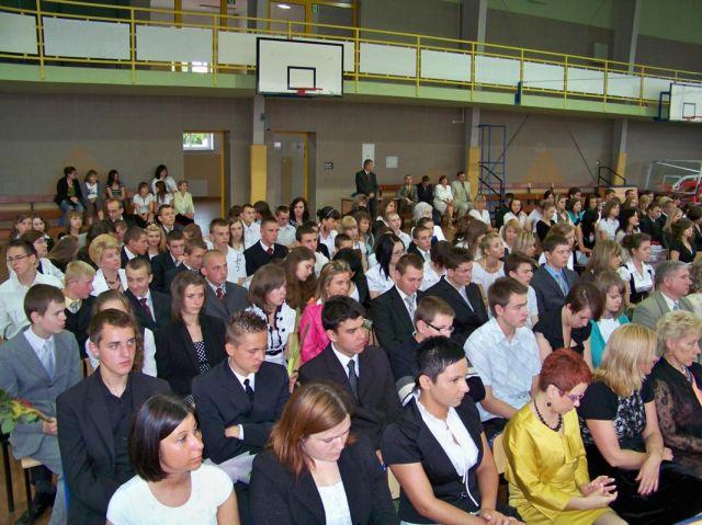 Zdj. nr. 3. Pożegnanie absolwentów gimnazjum - czerwiec 2009