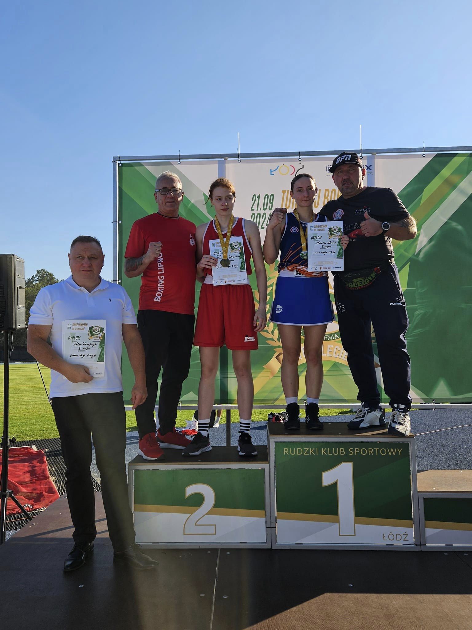 Turniej bokserski w Łodzi - zawodniczki z trenerami na podium