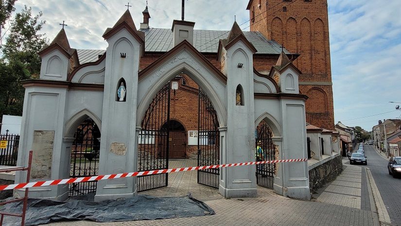 Renowacja ogrodzenia i bramy kościoła parafialnego