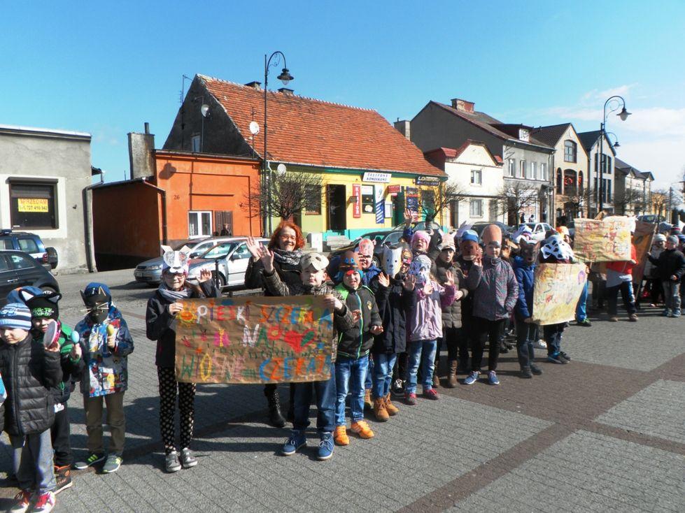 Zdj. nr. 9. Dzieci z lipnowskich szkół gorąco przywitały wiosnę