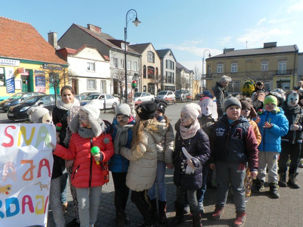 Zdj. nr. 13. Dzieci z lipnowskich szkół gorąco przywitały wiosnę