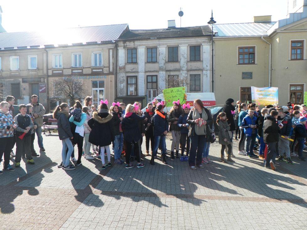 Zdj. nr. 16. Dzieci z lipnowskich szkół gorąco przywitały wiosnę