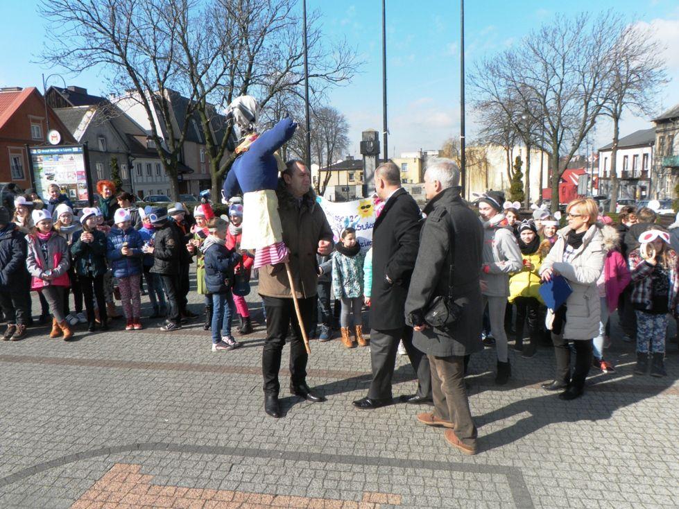 Zdj. nr. 18. Dzieci z lipnowskich szkół gorąco przywitały wiosnę