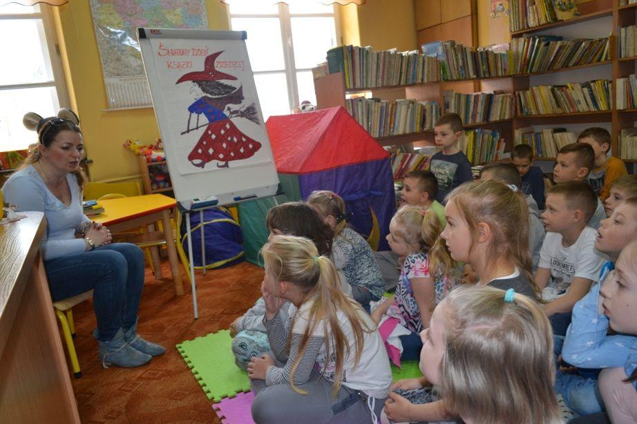 Drugoklasiści w bibliotece