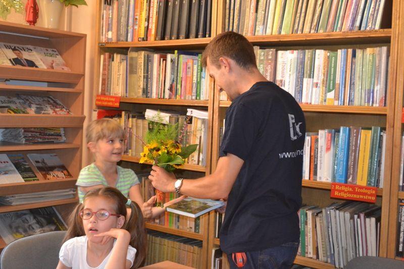 Zdj. nr. 3.  Zajęcia w bibliotece Kochasz dzieci - segreguj śmieci