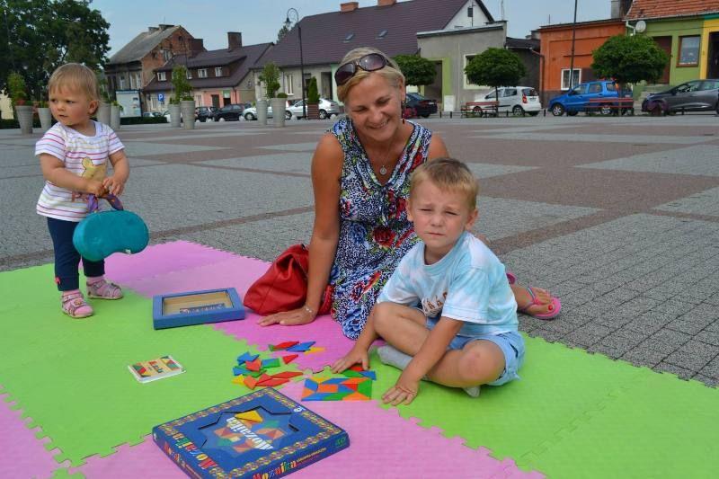 Zdj. nr. 1. Inauguracja „Letniej czytelni przy fontannie”