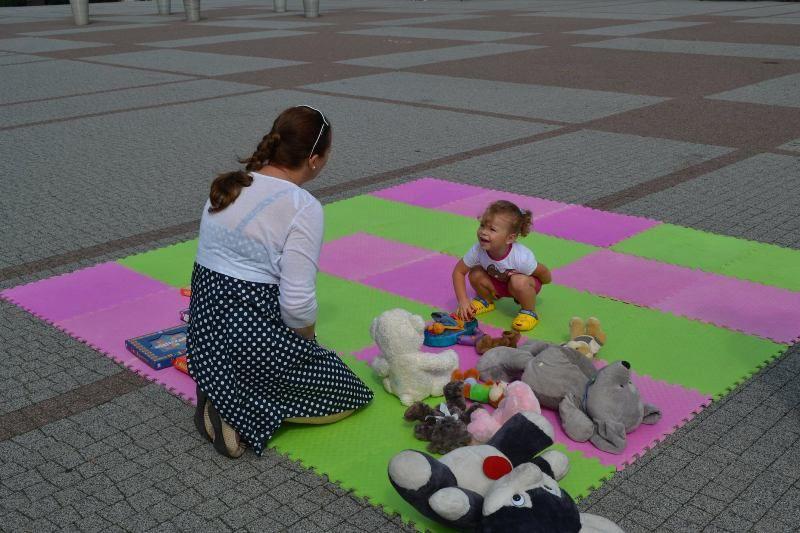 Zdj. nr. 12. Inauguracja „Letniej czytelni przy fontannie”