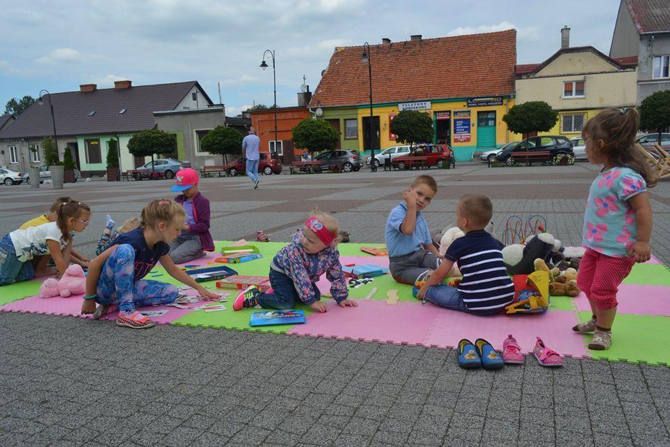 Zdj. nr. 1. Letnia czytelnia przy fontannie