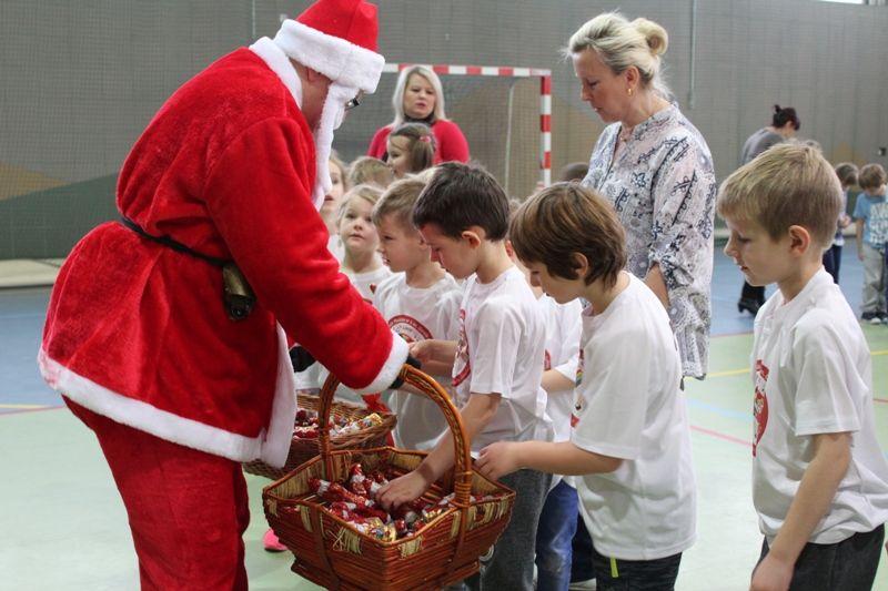 Zdj. nr. 12. Mikołajkowe zawody sportowe