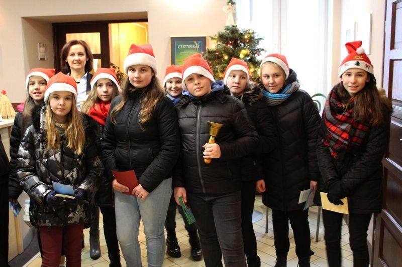 Zdj. nr. 1. Życzenia od uczniów
