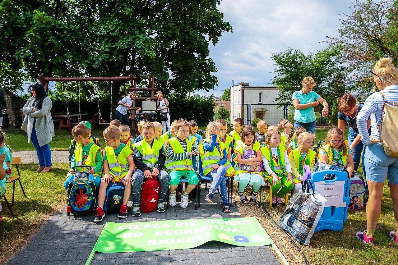 Zdj. nr. 3. Piknik ekologiczny Przedszkolak mały i duży przyrodzie służy