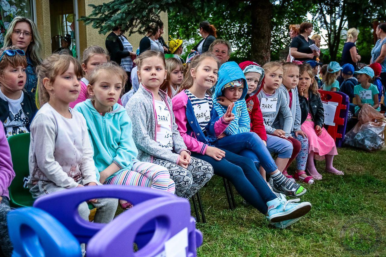 Zdj. nr. 9. Piknik ekologiczny Przedszkolak mały i duży przyrodzie służy