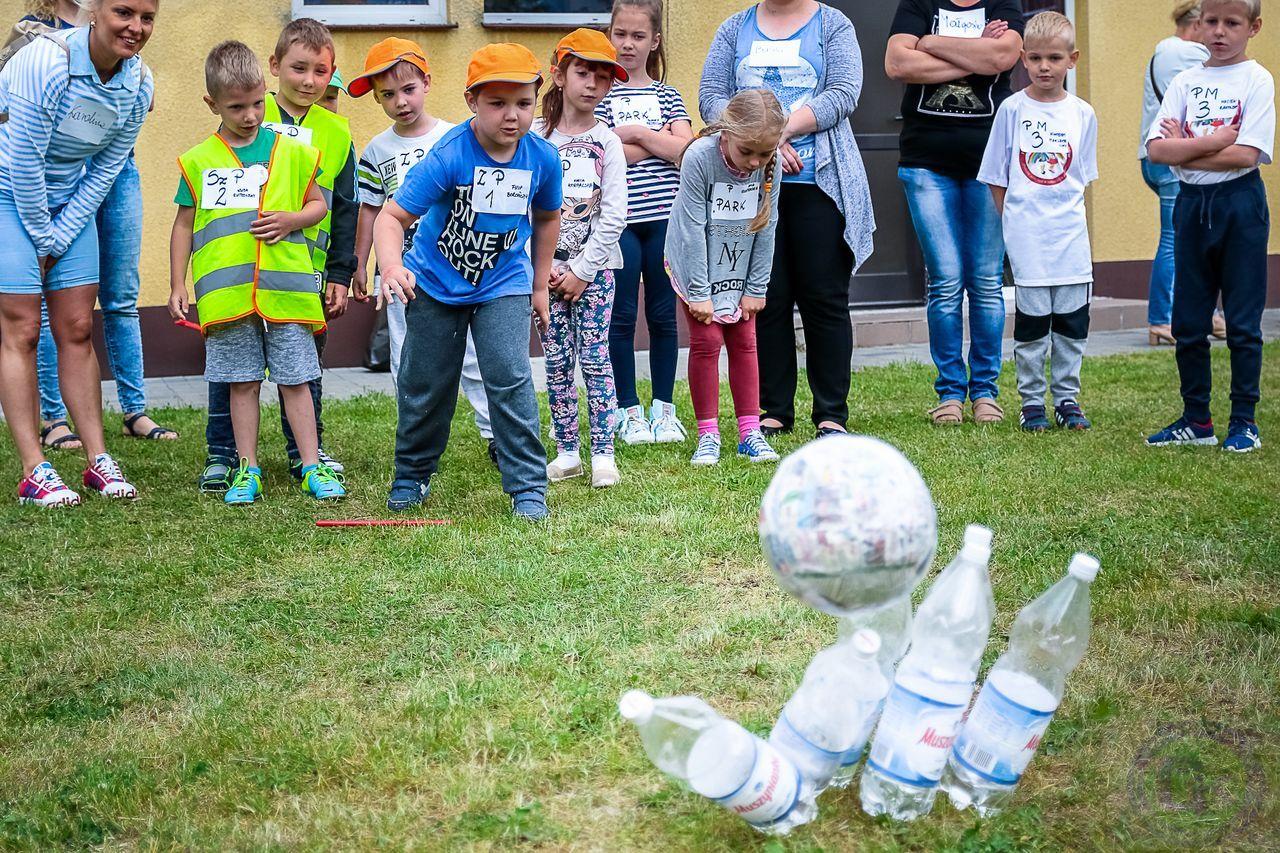 Zdj. nr. 11. Piknik ekologiczny Przedszkolak mały i duży przyrodzie służy