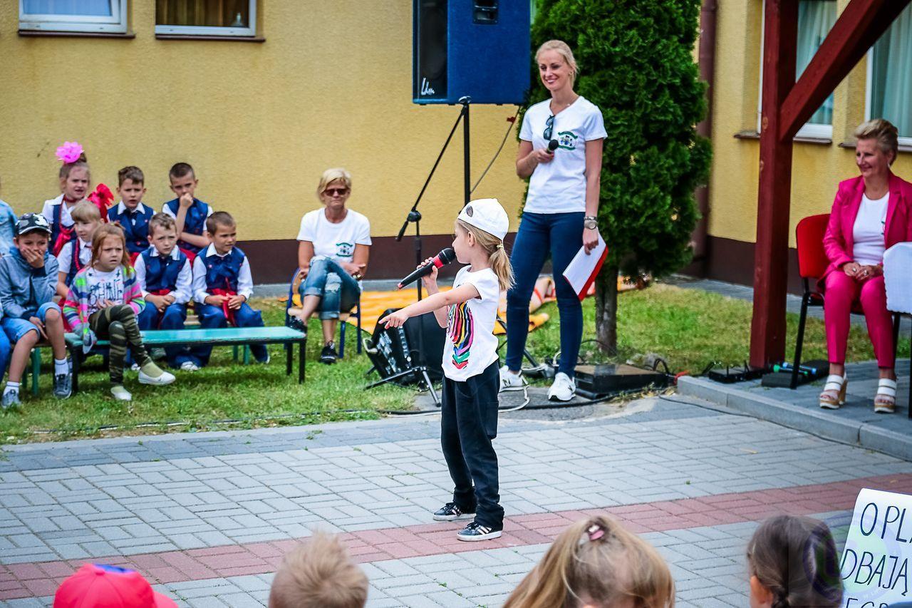 Zdj. nr. 16. Piknik ekologiczny Przedszkolak mały i duży przyrodzie służy