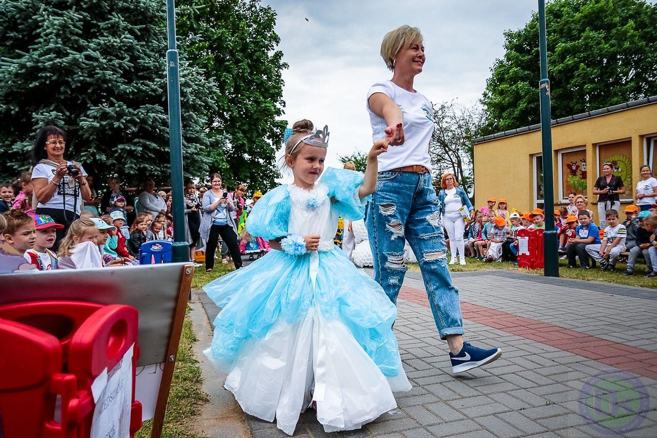 Zdj. nr. 21. Piknik ekologiczny Przedszkolak mały i duży przyrodzie służy