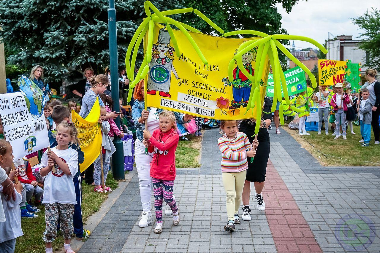 Zdj. nr. 30. Piknik ekologiczny Przedszkolak mały i duży przyrodzie służy