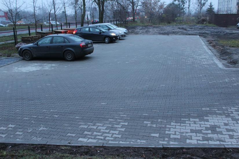 Zdj. nr. 3. Nowe ogrodzenie i parking przy „Trójce”