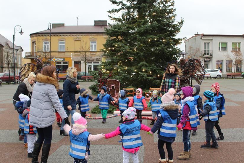 Zdj. nr. 2. Mikołajki przed Ratuszem