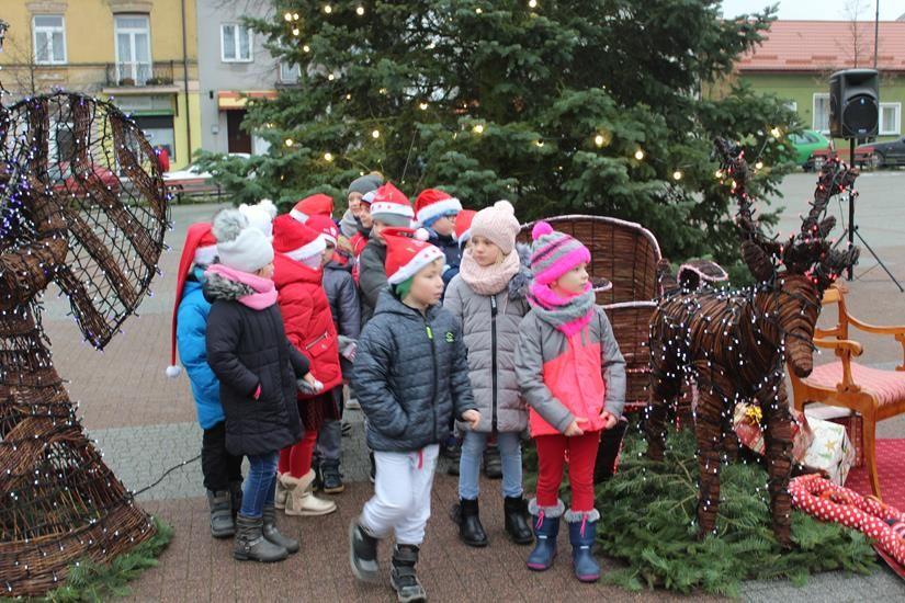 Zdj. nr. 3. Mikołajki przed Ratuszem