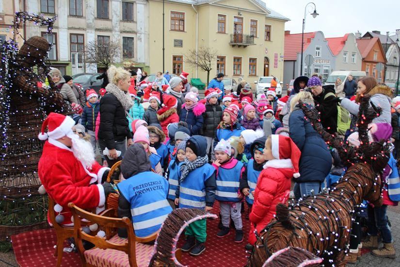 Zdj. nr. 12. Mikołajki przed Ratuszem