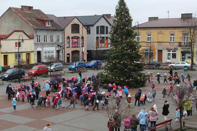 Zdj. nr. 15. Mikołajki przed Ratuszem