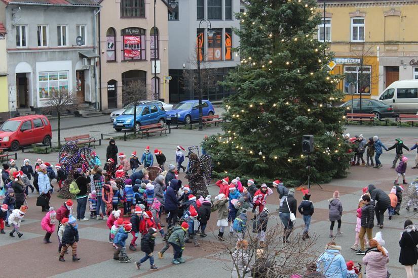 Zdj. nr. 16. Mikołajki przed Ratuszem