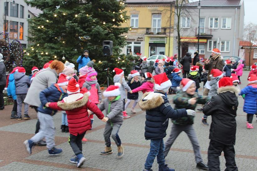 Zdj. nr. 17. Mikołajki przed Ratuszem