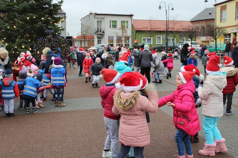 Zdj. nr. 19. Mikołajki przed Ratuszem