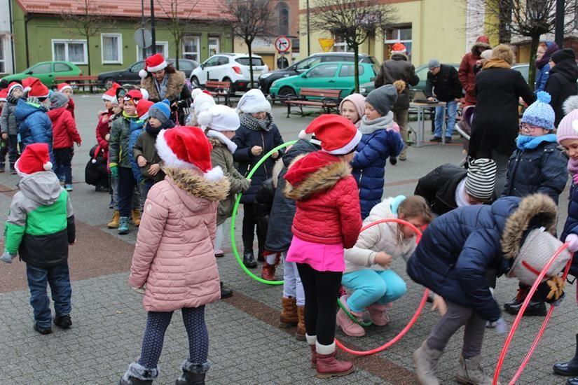 Zdj. nr. 32. Mikołajki przed Ratuszem