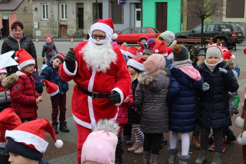 Zdj. nr. 37. Mikołajki przed Ratuszem