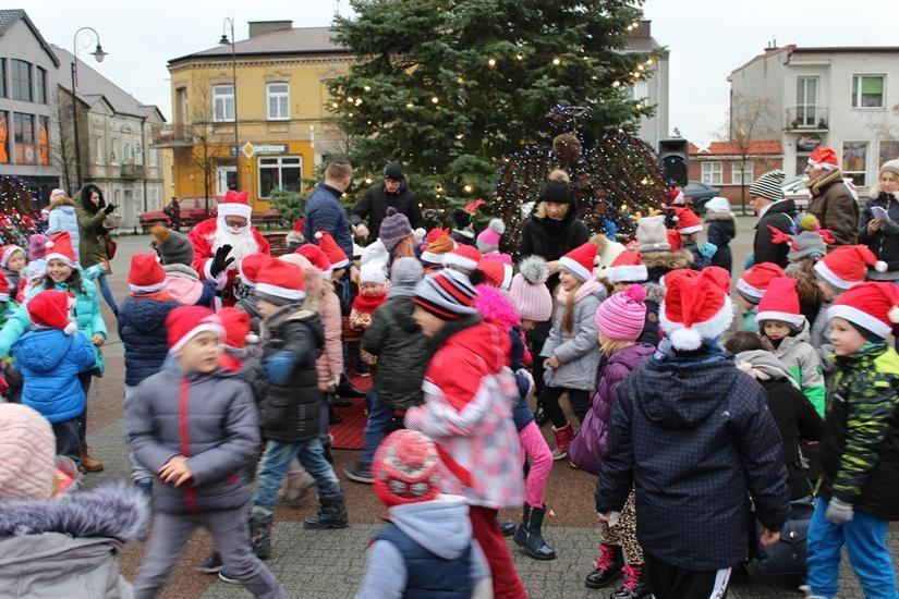 Zdj. nr. 38. Mikołajki przed Ratuszem