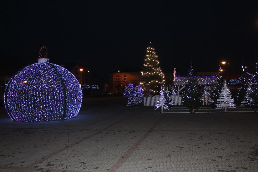 Świąteczne iluminacje przed ratuszem