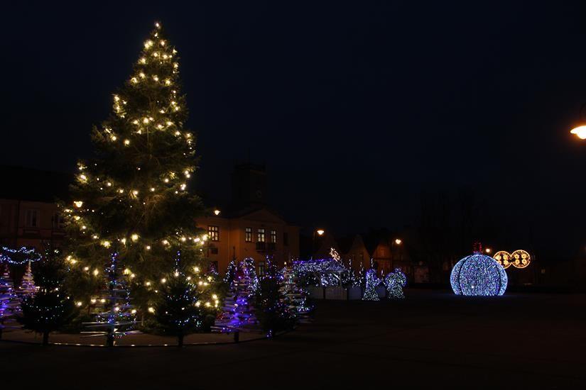 Zdj. nr. 7. Świąteczne iluminacje przed ratuszem