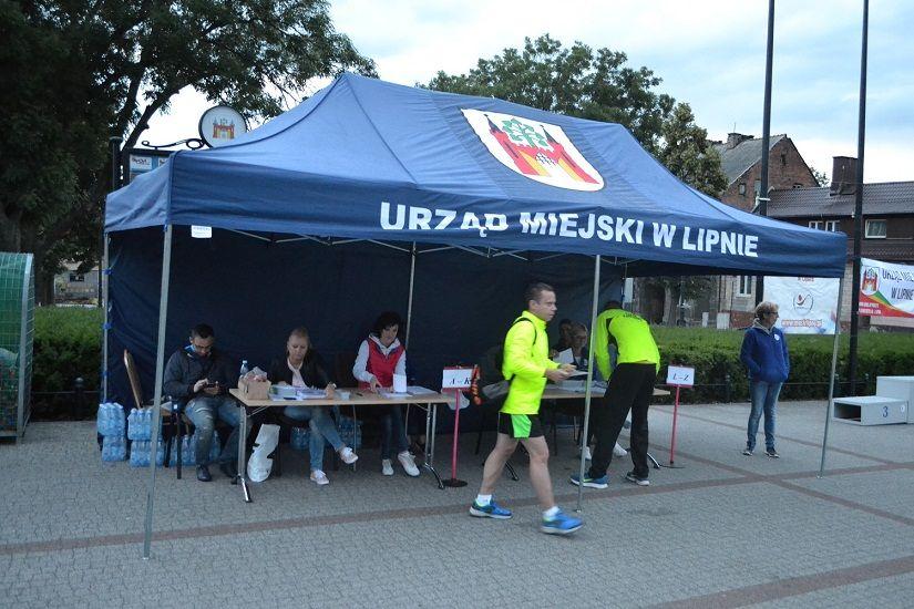 Zdj. nr. 2. Nocny bieg ulicami Lipna