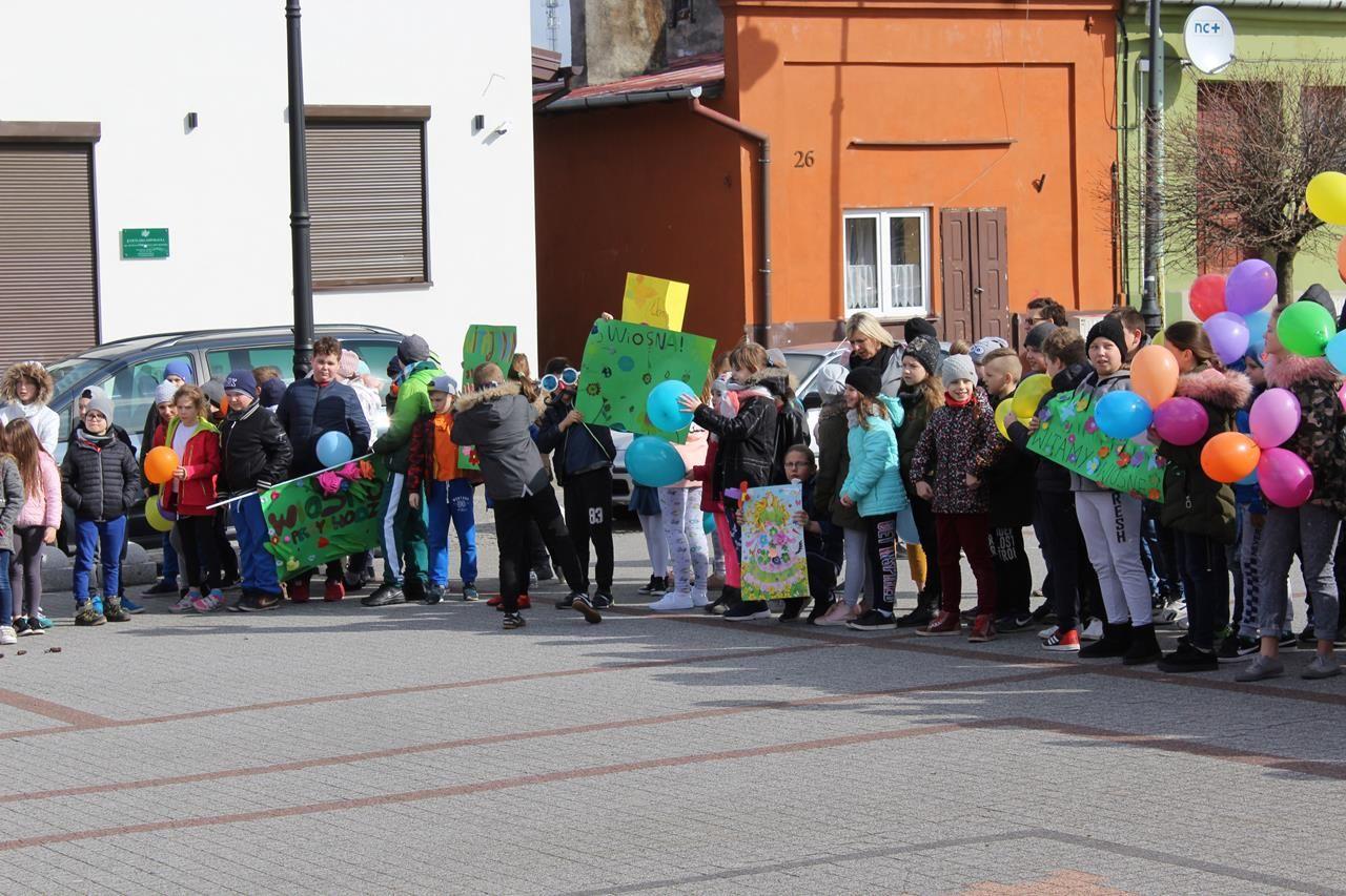 Zdj. nr. 7. Uczniowie powitali wiosnę