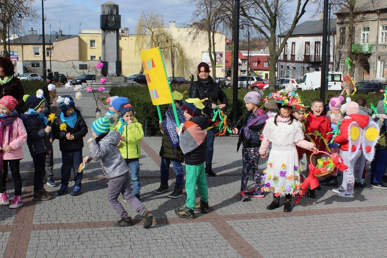 Zdj. nr. 13. Uczniowie powitali wiosnę