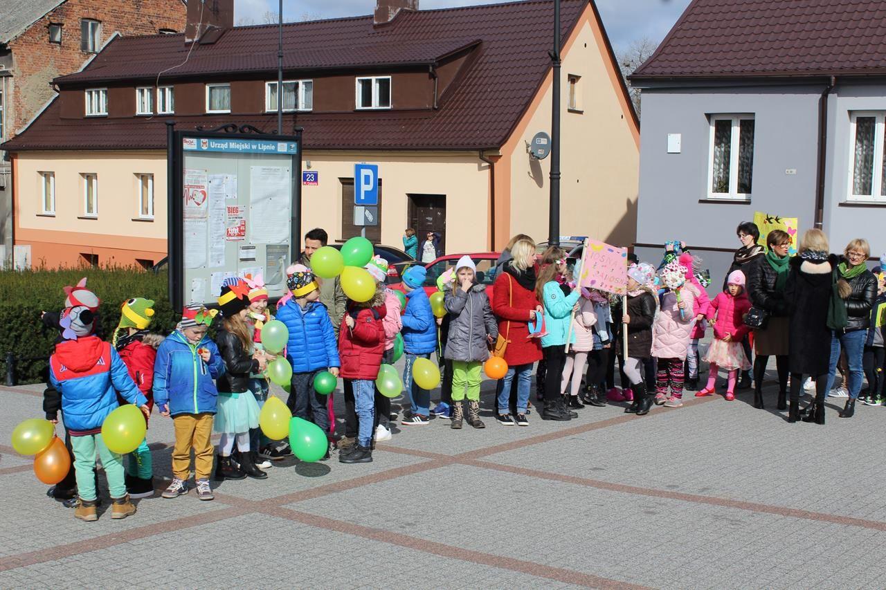 Zdj. nr. 15. Uczniowie powitali wiosnę