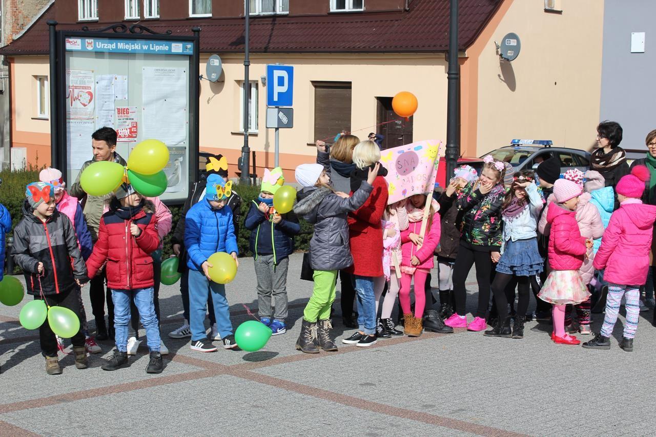 Zdj. nr. 24. Uczniowie powitali wiosnę