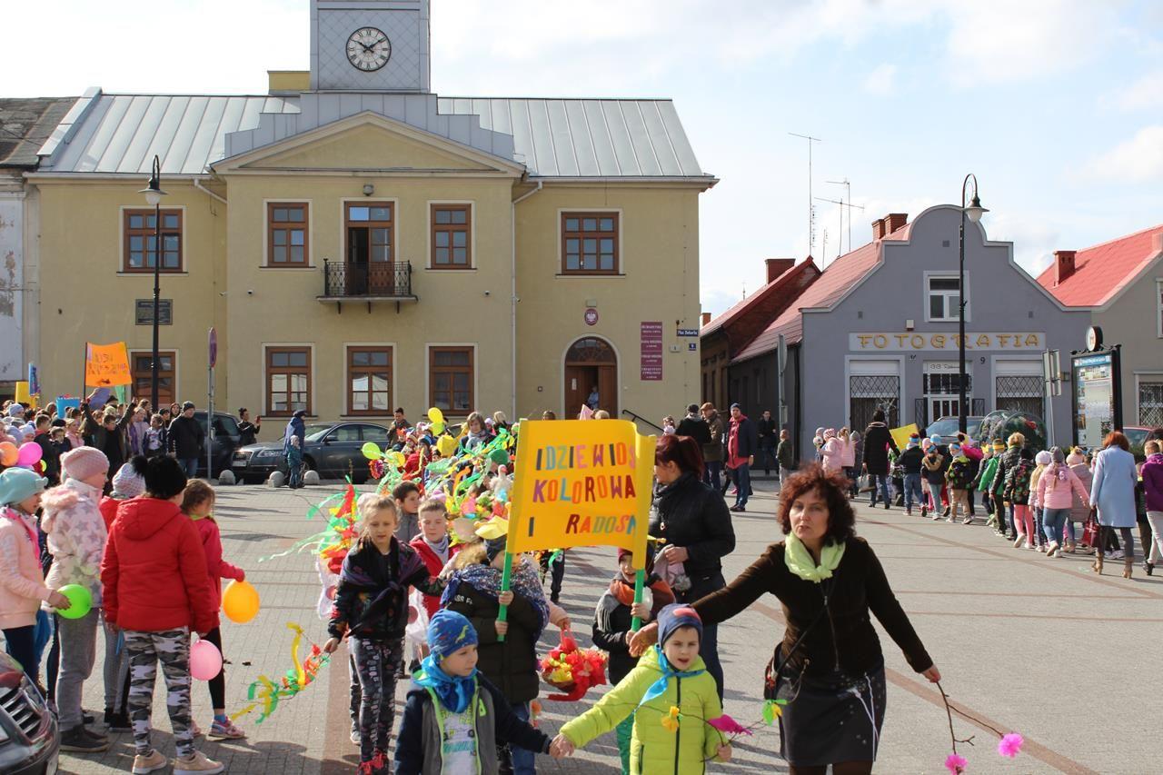 Zdj. nr. 33. Uczniowie powitali wiosnę