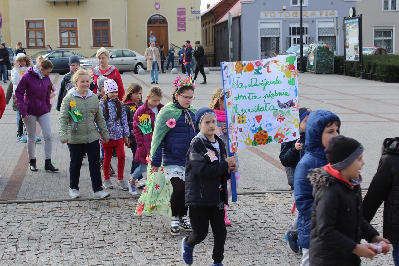 Zdj. nr. 36. Uczniowie powitali wiosnę