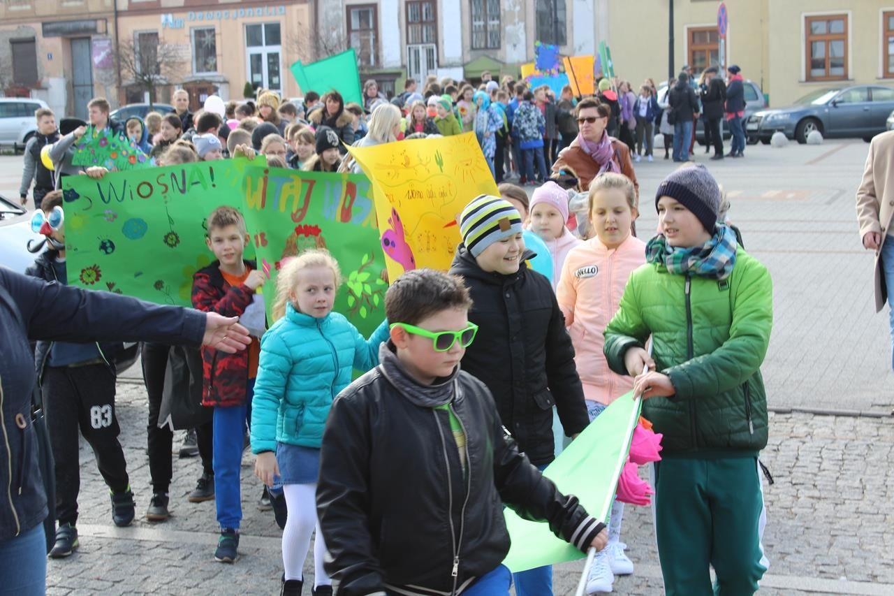 Zdj. nr. 37. Uczniowie powitali wiosnę