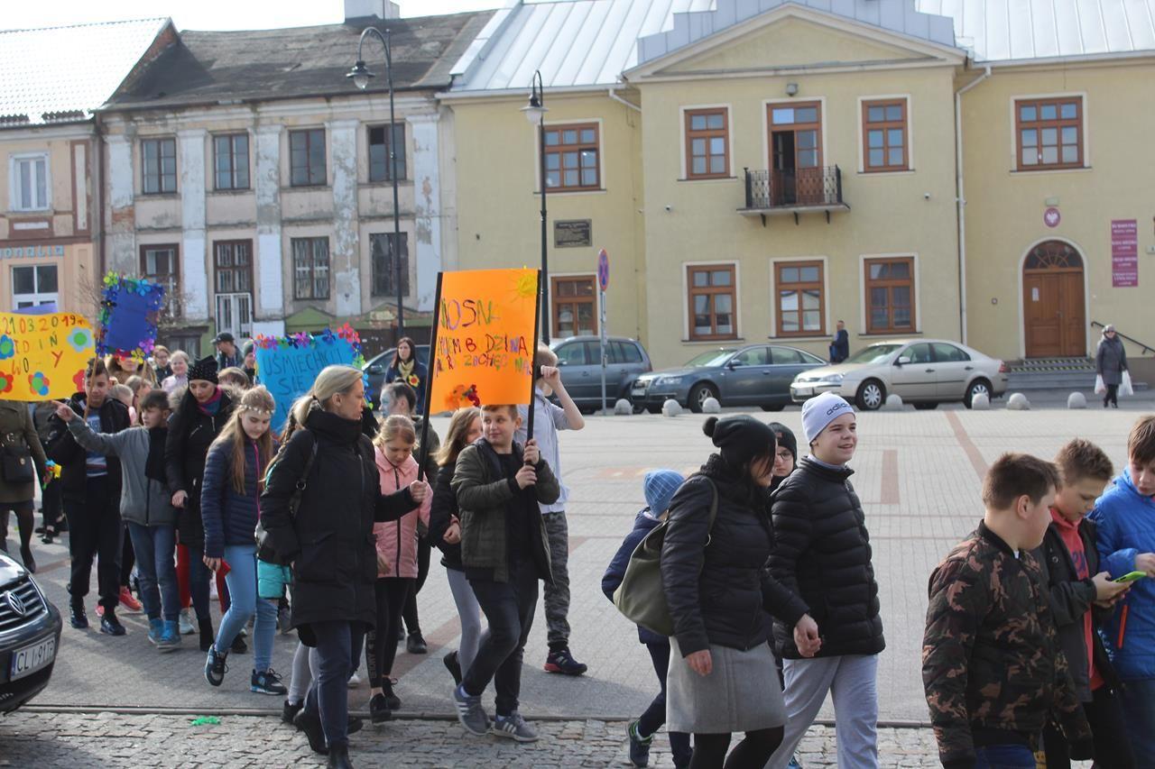 Zdj. nr. 39. Uczniowie powitali wiosnę