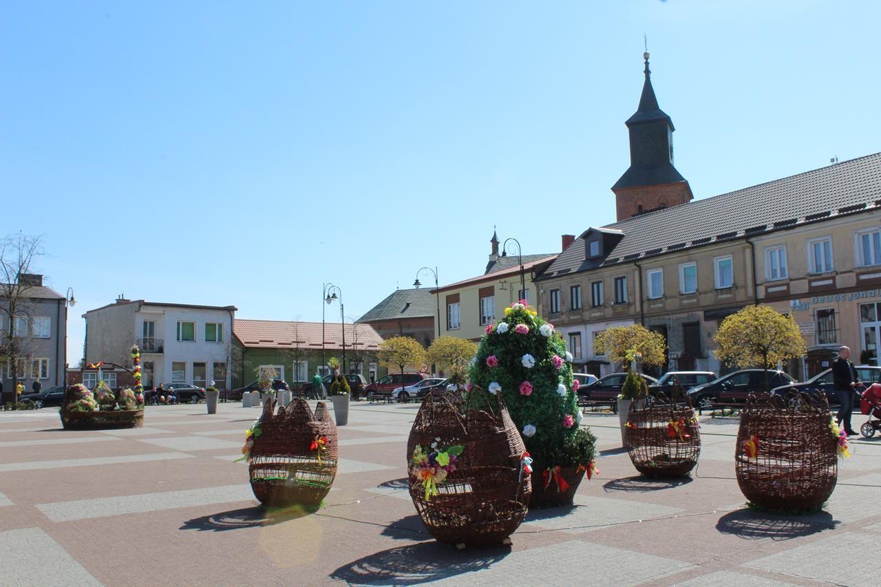 Zdj. nr. 2. Wielkanocne dekoracje na Placu Dekerta