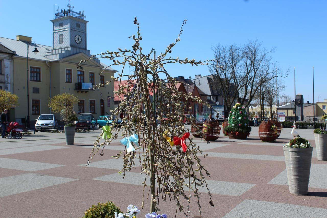 Zdj. nr. 8. Wielkanocne dekoracje na Placu Dekerta