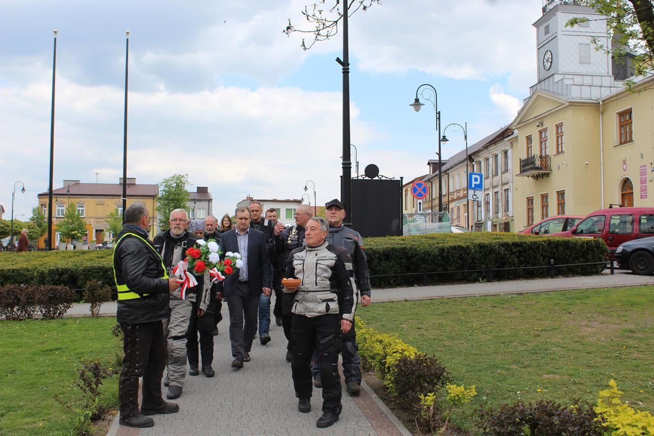 Zdj. nr. 4. Uczestnicy Międzynarodowego Rajdu Katyńskiego odwiedzili Lipno